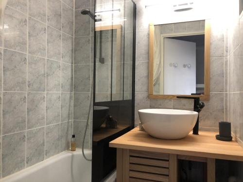 une salle de bain avec un lavabo blanc et une douche dans l'établissement Studio Alcôve en Front de Mer avec Piscine, Terrasse et Parking à Saint Cyprien - FR-1-793-14, à Saint-Cyprien