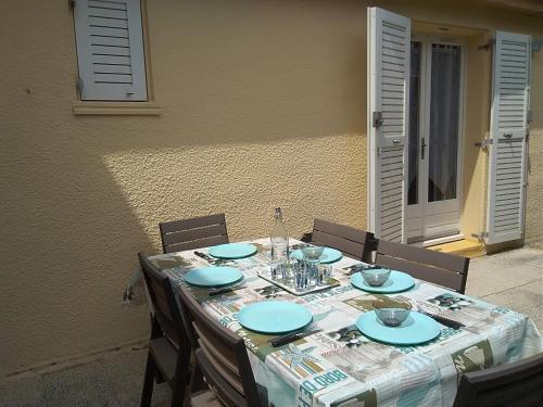 Photo de la galerie de l'établissement Charmant T3 climatisé avec terrasse, proche plage & parking privé - 4/6 pers, Gruissan - FR-1-796-7, à Gruissan