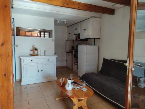 un salon avec un canapé et une table dans l'établissement Villa Climatisée Proche Plage, Idéale Famille, Parking Privé, Lave-linge, Lave-vaisselle - FR-1-796-27, à Gruissan