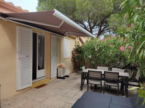 Photo de la galerie de l'établissement Charmant T3 climatisé avec terrasse, proche plage & parking privé - 4/6 pers, Gruissan - FR-1-796-7, à Gruissan