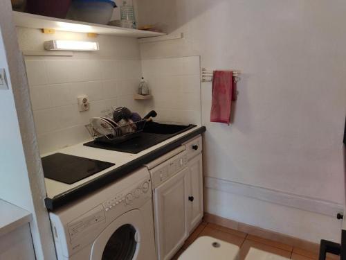 une cuisine avec un évier et une machine à laver dans l'établissement Villa Climatisée Proche Plage, Idéale Famille, Parking Privé, Lave-linge, Lave-vaisselle - FR-1-796-27, à Gruissan