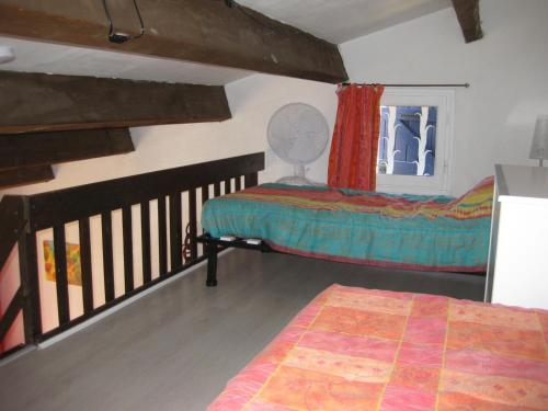 une chambre avec deux lits et une fenêtre dans l'établissement Villa T2 Mezzanine avec Parking, à 500m de la Plage – Saint-Cyprien - FR-1-793-16, à Saint-Cyprien