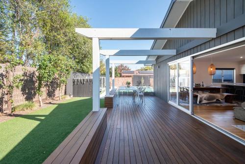 Un balcón o terraza de Missy's Escape - Luxe Family Entertainer Pool Spa Walk to Beach