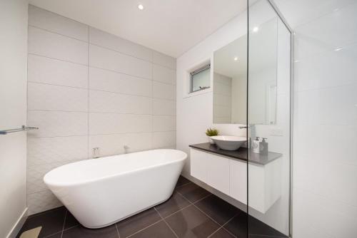 Un baño de Missy's Escape - Luxe Family Entertainer Pool Spa Walk to Beach