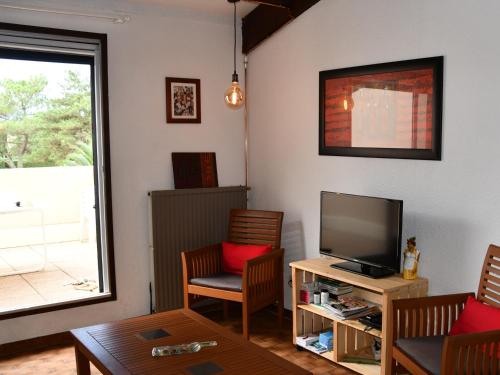 Photo de la galerie de l'établissement Bel Appartement T2 Cosy avec Terrasse - Proche Plage, Parking Inclus - FR-1-793-3, à Saint-Cyprien