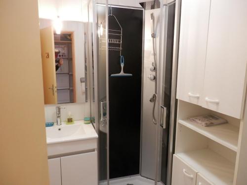 une salle de bain avec douche et lavabo dans l'établissement T2 RDC avec Terrasse, Piscine & Parking - Proche Vieux Village de Gruissan - FR-1-796-20, à Gruissan