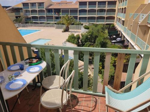 Photo de la galerie de l'établissement Duplex 6 pers avec piscine, parking privé, clim portable, à 10 min du Vieux Village de Gruissan - FR-1-796-21, à Gruissan