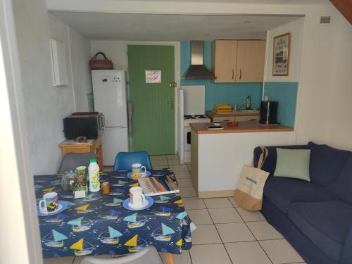 Photo de la galerie de l'établissement Duplex 6 pers avec piscine, parking privé, clim portable, à 10 min du Vieux Village de Gruissan - FR-1-796-21, à Gruissan