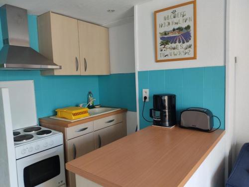 Photo de la galerie de l'établissement Duplex 6 pers avec piscine, parking privé, clim portable, à 10 min du Vieux Village de Gruissan - FR-1-796-21, à Gruissan