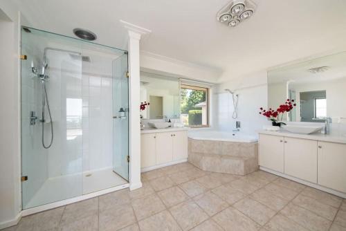 Un baño de Vue de la Mer Luxe Retreat - Tennis, Pool, Views
