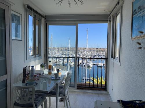 Photo de la galerie de l'établissement Gruissan - T2 4/5 pers - Piscine - Parking - Climatisation - FR-1-796-6, à Gruissan