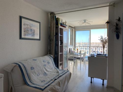 Photo de la galerie de l'établissement Gruissan - T2 4/5 pers - Piscine - Parking - Climatisation - FR-1-796-6, à Gruissan