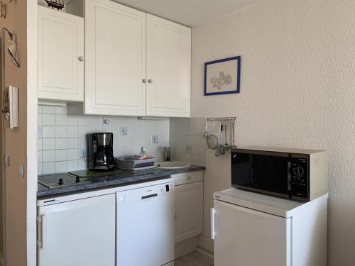 Photo de la galerie de l'établissement Gruissan - T2 4/5 pers - Piscine - Parking - Climatisation - FR-1-796-6, à Gruissan