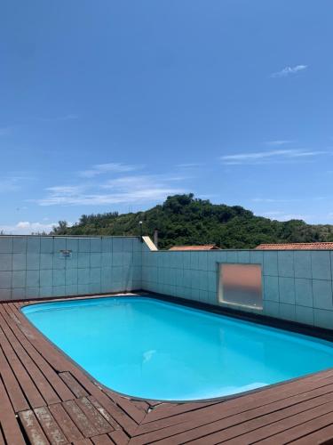 a swimming pool on the roof of a building at Casa Azul Arraial in Arraial do Cabo