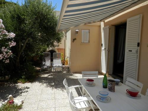 Photo de la galerie de l'établissement Maison de Plain-Pied à Gruissan - T3 Confortable, 200m Plage, Terrasse Fleurie, Parking Privé, 4-6 Pers - FR-1-796-17, à Gruissan