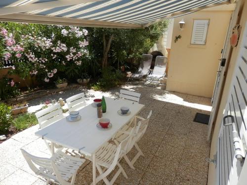 Maison de Plain-Pied à Gruissan - T3 Confortable, 200m Plage, Terrasse Fleurie, Parking Privé, 4-6 Pers - FR-1-796-17