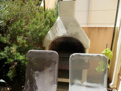 Photo de la galerie de l'établissement Maison de Plain-Pied à Gruissan - T3 Confortable, 200m Plage, Terrasse Fleurie, Parking Privé, 4-6 Pers - FR-1-796-17, à Gruissan