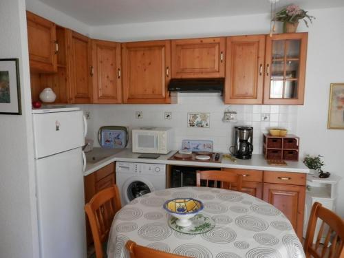 Photo de la galerie de l'établissement Maison de Plain-Pied à Gruissan - T3 Confortable, 200m Plage, Terrasse Fleurie, Parking Privé, 4-6 Pers - FR-1-796-17, à Gruissan