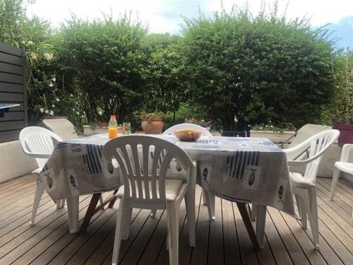 Photo de la galerie de l'établissement Saint Cyprien - T2 RDC 4P avec piscine, proche plage et port, parking privé, animaux admis - FR-1-793-7, à Saint-Cyprien