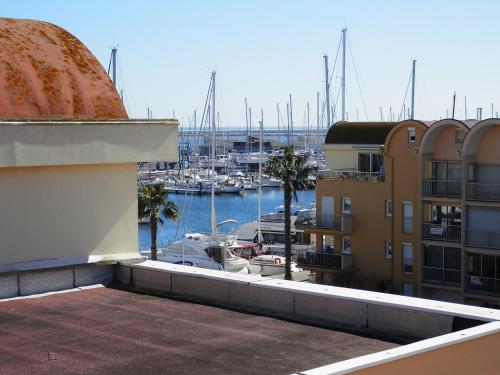 Photo de la galerie de l'établissement Duplex T3 - Terrasse Panoramique - Proche Plage - Pour 4 Pers - à Gruissan - FR-1-796-19, à Gruissan