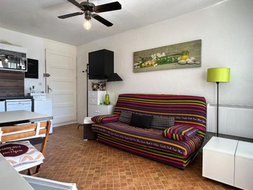 un salon avec un canapé et une cuisine dans l'établissement T2 avec Alcôve à Saint-Cyprien, PKG, Proche Plage - FR-1-793-8, à Saint-Cyprien