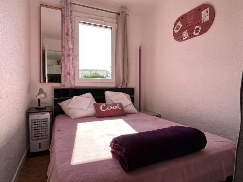 - une petite chambre avec un lit et une grande fenêtre dans l'établissement T2 avec Alcôve à Saint-Cyprien, PKG, Proche Plage - FR-1-793-8, à Saint-Cyprien