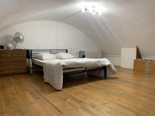 - une chambre avec un lit et une commode dans l'établissement Gruissan - T2 Mezzanine Climatisé Proche Plage - 5/6 Pers - Parking Privé - Tout Équipé - FR-1-796-23, à Gruissan