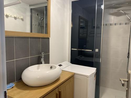 une salle de bain avec un lavabo et une douche dans l'établissement Gruissan - T2 Mezzanine Climatisé Proche Plage - 5/6 Pers - Parking Privé - Tout Équipé - FR-1-796-23, à Gruissan
