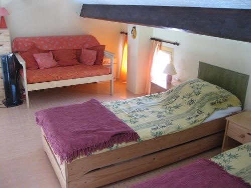 une chambre avec un lit et un canapé dans l'établissement Saint Cyprien T2 Mezzanine 4P avec Parking, Belle vue Lagune et Mer - FR-1-793-11, à Saint-Cyprien