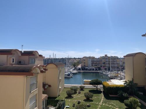 Photo de la galerie de l'établissement T2 Confort Centre Port 4 Pers - Clim - Parking - Ascenseur - FR-1-796-25, à Gruissan