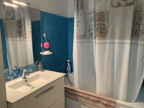 une salle de bain avec un lavabo et un rideau de douche dans l'établissement T2 40m² à 150m de la plage avec parking privé et loggia - Gruissan - FR-1-796-26, à Gruissan