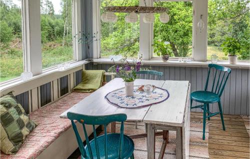 a screened in porch with a table and chairs at 3 Bedroom Awesome Home In Vrigstad in Vrigstad