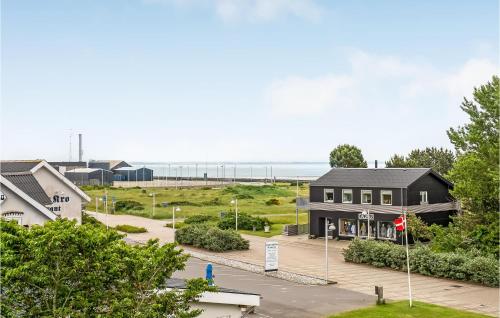 un edificio nero con l'oceano sullo sfondo di Apartment Nordre Havnevej Rømø V a Rømø Kirkeby