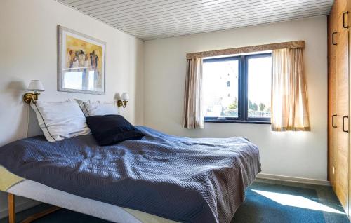 a bedroom with a bed and a window at Krukken in Vang