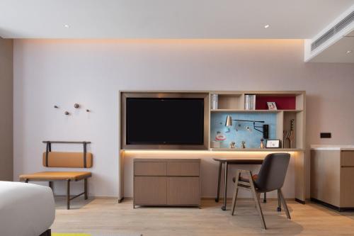 Televisyen dan/atau pusat hiburan di Home2 Suite by Hilton Hangzhou Qianjiang New Town