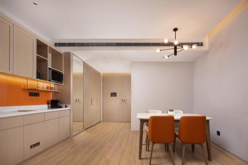 Dapur atau dapur kecil di Home2 Suite by Hilton Hangzhou Qianjiang New Town