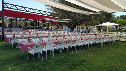 a group of tables and chairs with red and white table cloth at Complejo The Dreams in Cazalegas