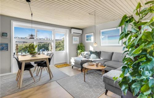 Ruang duduk di 2 Bedroom Cozy Apartment In Skagen