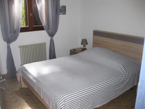 une chambre avec un lit et une fenêtre avec des rideaux dans l'établissement Villa T3 à Saint-Cyprien, 6 pers, Piscine, Terrasse, Proche Plage et Port - FR-1-793-22, à Saint-Cyprien