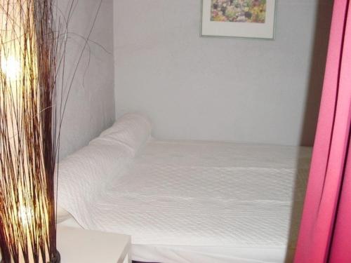 - un lit dans une chambre avec un miroir dans l'établissement Studio Cabine Climat. 4P, Proche Plage, Animaux OK - FR-1-793-23, à Saint-Cyprien