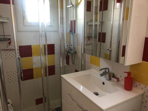 une salle de bain avec un lavabo et une douche dans l'établissement Villa T3 Mezzanine 6P - Piscine, Parking, Proche Plage et Port à Saint-Cyprien - FR-1-793-25, à Saint-Cyprien