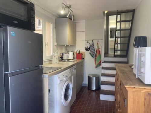 une cuisine avec un lave-linge et un lave-linge dans l'établissement Villa 6/7 pers climatisée - Proche port et village - Parking privé - FR-1-796-36, à Gruissan