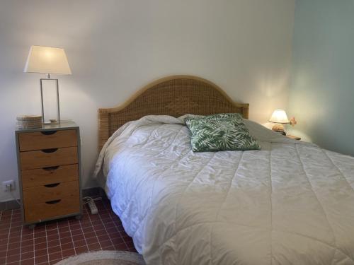 - une chambre avec un lit doté d'un oreiller et d'une table de chevet dans l'établissement Villa 6/7 pers climatisée - Proche port et village - Parking privé - FR-1-796-36, à Gruissan