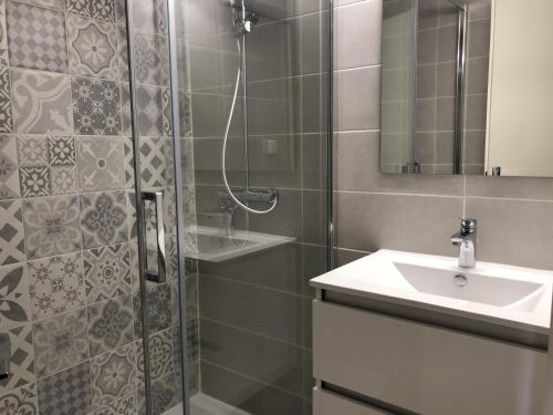une salle de bain avec une douche, un lavabo et un miroir dans l'établissement Villa T3 Mezzanine 6P Centre Saint-Cyprien, Proche Plage et Port - FR-1-793-26, à Saint-Cyprien