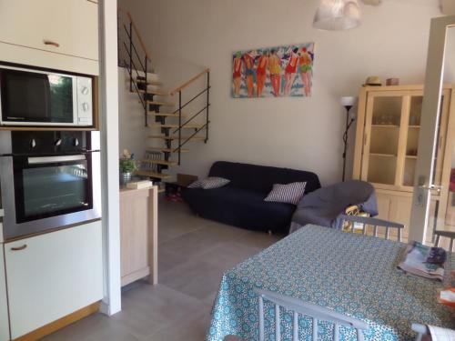un salon avec un canapé bleu et une table dans l'établissement Villa T4 mezzanine climatisée avec parking, proche plage et port à Saint-Cyprien - FR-1-793-28, à Saint-Cyprien