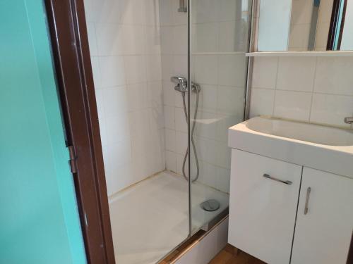 une salle de bain avec douche et lavabo dans l'établissement Studio Cabine à Gruissan pour 4 pers - Parking sécurisé - FR-1-796-40, à Gruissan