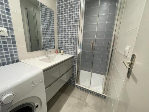 une salle de bain avec un lavabo et une douche dans l'établissement Villa T4 mezzanine climatisée avec parking, proche plage et port à Saint-Cyprien - FR-1-793-28, à Saint-Cyprien