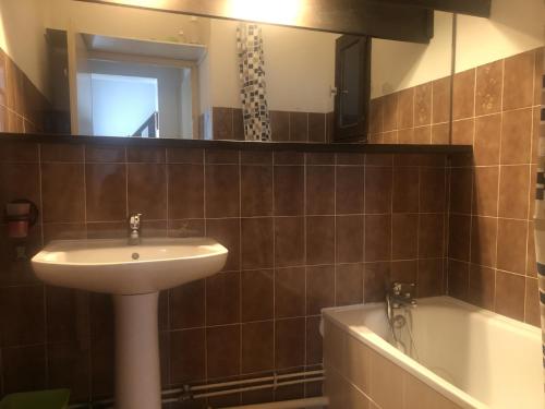 une salle de bain avec un lavabo et une baignoire dans l'établissement Charmante Villa T3 - 5 Pers - Proche Plage et Port - Saint Cyprien - FR-1-793-30, à Saint-Cyprien