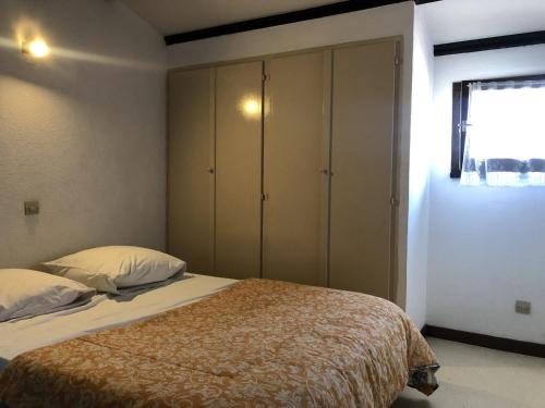 une chambre avec un lit et un grand placard dans l'établissement Charmante Villa T3 - 5 Pers - Proche Plage et Port - Saint Cyprien - FR-1-793-30, à Saint-Cyprien