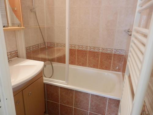 une salle de bain avec une baignoire et un lavabo dans l'établissement Gruissan - Appartement climatisé - 6 pers - Parking - Plage à 50m - FR-1-796-51, à Gruissan